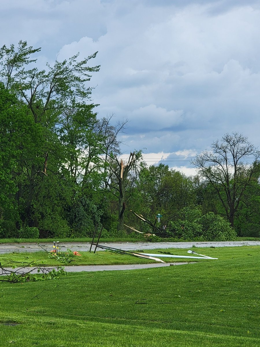 Scraft_wxman's tweet image. @NWSGrandRapids significant damage in Portage. On Portage Road just north of Romence Road at the FedEx facility.
