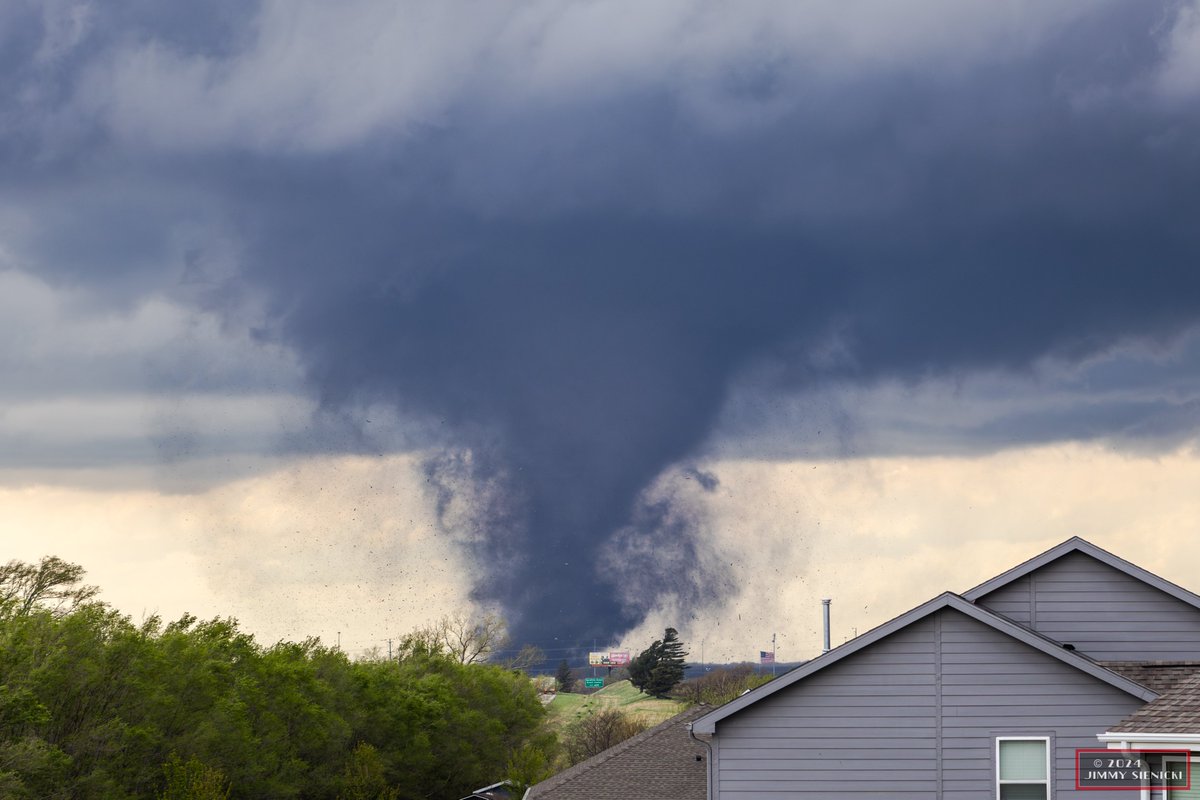 Final edits of the Lincoln, Nebraska tornado from April 26th! 
@DunkleCodyWX @jacksonfarleywx