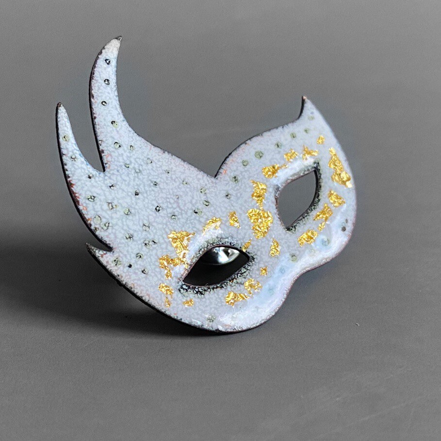 White and Gold Venetian Mask Brooch Pin, Carnival Mask, Enamel Brooch tuppu.net/95422d1b #MyNewTag #ShopIndie #Etsy #MaisyPlum #UKCraftersHour #MHHSBD #EnamelBrooch