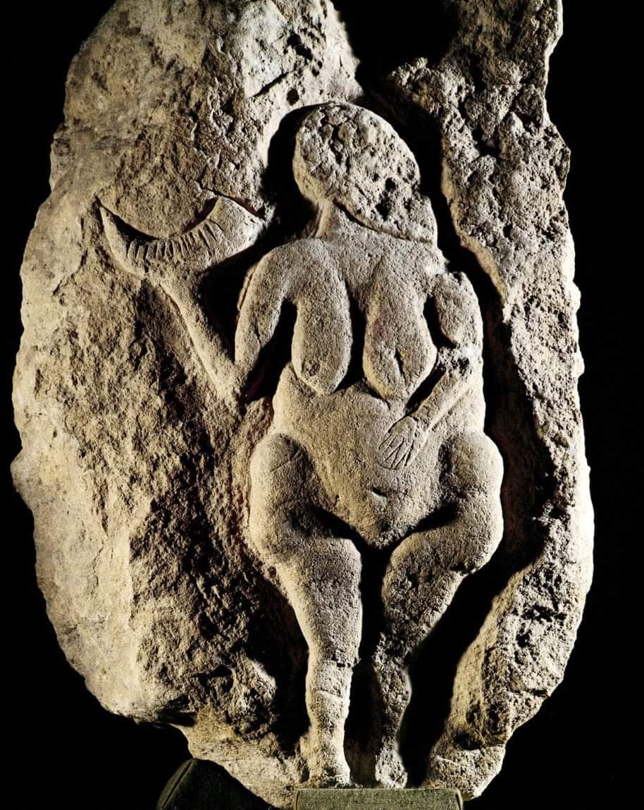 I feel seen... 🔸Venus of Laussel, found in Marquay, Dordogne, France, c. 23,000 BC. Low relief on limestone block. Collection: Museum of Aquitaine, Bordeaux, France.