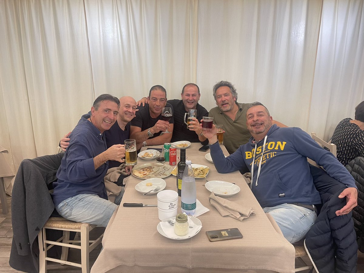scalzichris's tweet image. Ex calciatori a cena🎉