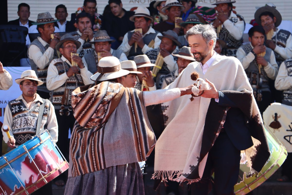 🇧🇴El Presidente del FIDA, Álvaro Lario, culminó su primera visita a #Bolivia luego de participar hoy en el lanzamiento oficial del #AñodelosCamélidos junto al Presidente @LuchoXBolivia, autoridades y 3.000 criadores rurales. ¡Jallalla productores originarios de camélidos! (1)
