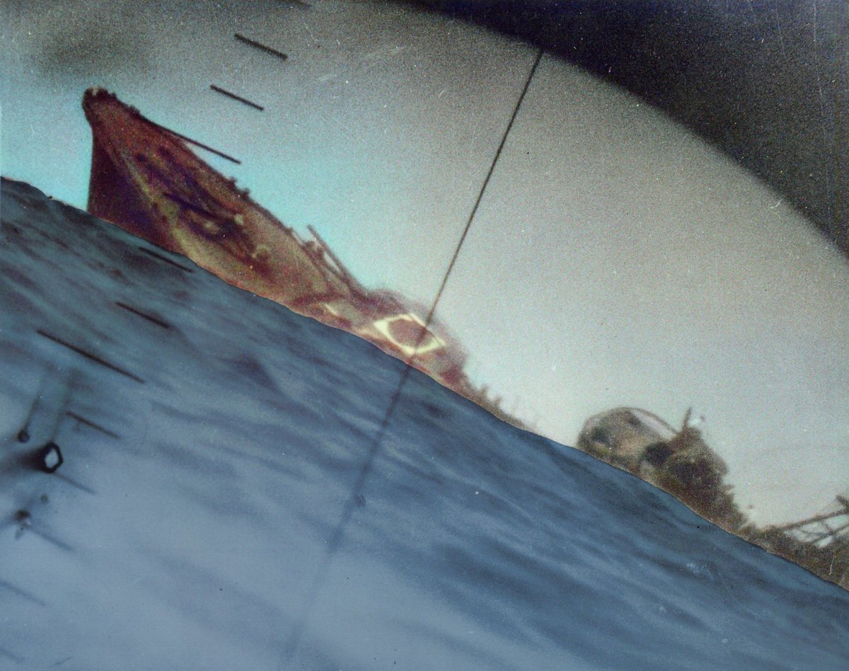 ＃日本海軍
米潜水艦ノーチラスの潜望鏡から見た沈没する駆逐艦山風