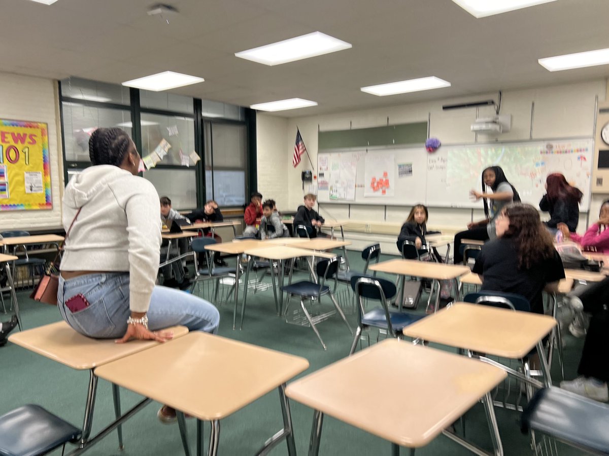 Social media lessons in advisory! Students are engaging in discussion, reflection, and learning related to navigating social media issues that arise. #BeEvergreen