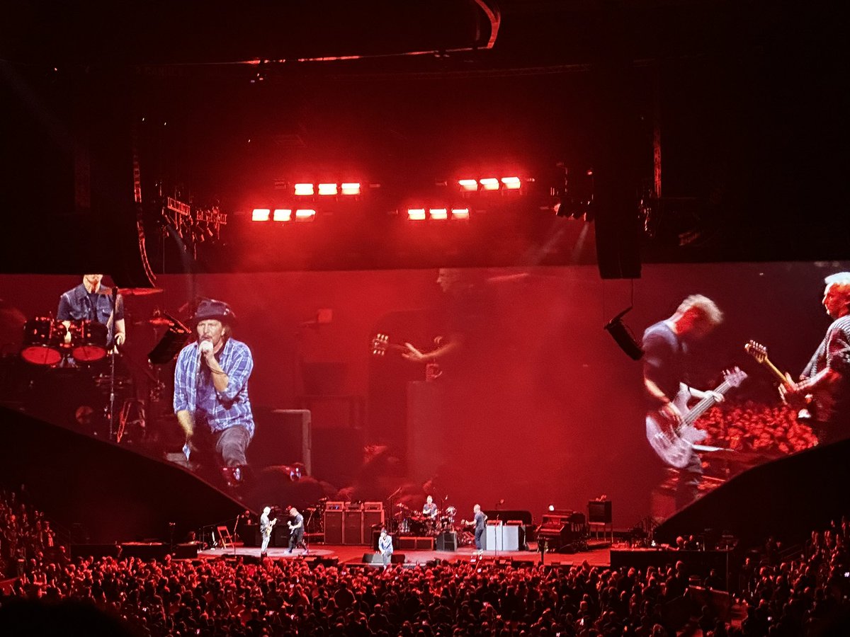 emandiola's tweet photo. @alfaxis me toco esta anoche en el concierto https://t.co/cxNnIi1UiT