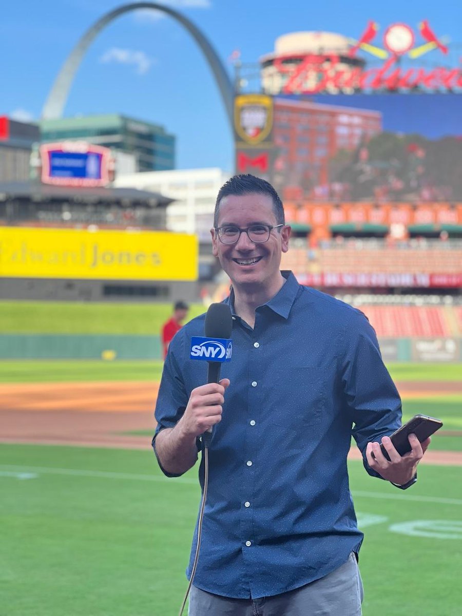 Subbing for my guy Gelbs on Mets Pregame right at the top of the hour. Tune into @SNYtv for some live Mets goodness under the Arch.