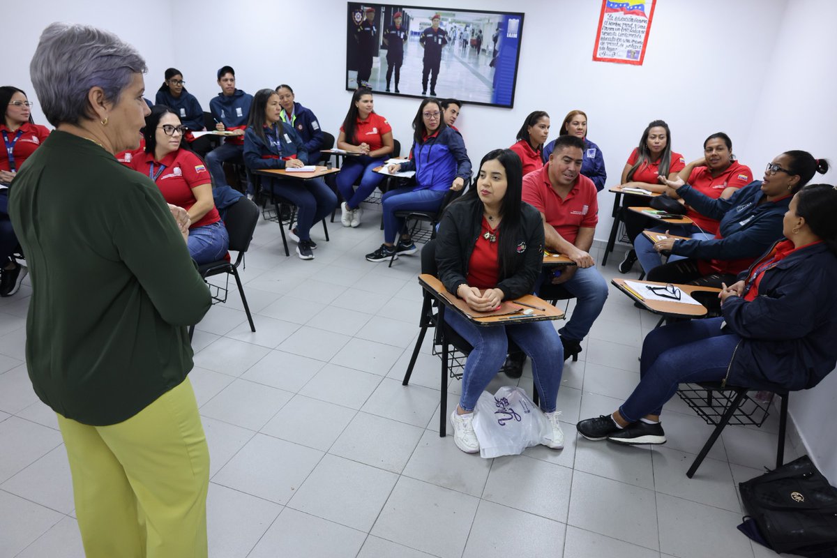 IAIM_VE's tweet photo. #InfoIAIM || Trabajadores del #IAIM asistieron este #7May al Curso de Técnicas Básicas de Ortografía dictado por la Lcda. Elizabeth Calderón, dirigido a empleados de las diversas Direcciones y Oficinas de la Institución. La formación tiene una duración de 16 horas académicas. https://t.co/bH2mQ3gdFz