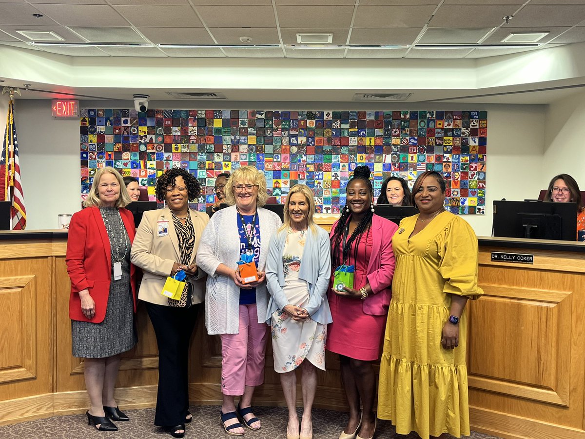 Big congrats to Highlands, Rufus E. Payne, and Reynolds Lane Elementary Schools! They are the winners of the @zoobeanreads Reading Trailblazer Award for their HUGE participation in River City Readers! Thx to @DuvalSchools for hosting @MayorDeegan tonight to recognize them.
