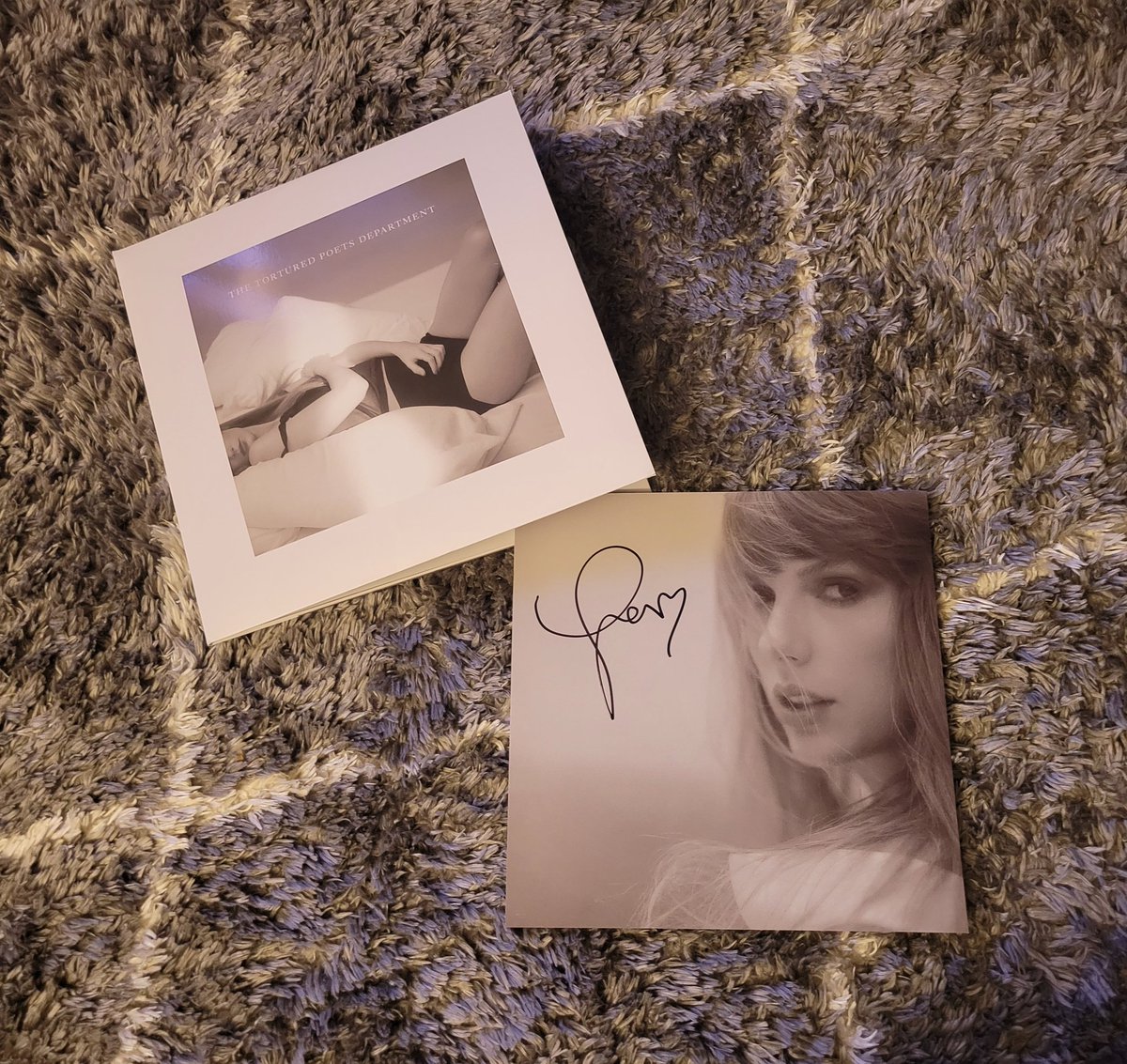 GIVEAWAY TIME! I am giving one lucky Swiftie the chance to win this beautifully signed TTPD vinyl insert! All you have to do is follow me and retweet. Winner pays for shipping. I'll keep this giveaway open until this Saturday 5/11. Good luck!