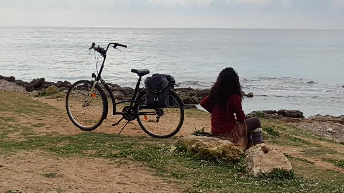 Vino a terminar el poema largamente pensado. Cuando llegan las olas a desvanecerse en la playa (…) La vida es distinta después de un abrazo La vida también es distinta después de la noche. No solo el cielo es infinito. @antoninegre '#UnRatoAntesDelAmanecer'