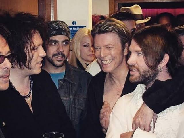 Bowie amava The Dandy Warhols. Convidou-os para excursionar, emprestou o estúdio para eles gravarem 'Welcome to the Monkey House' (2003) e fez uma música, 'I am a Scientist', em parceria com eles. Considerava os Dandys uma das melhores bandas dos anos 2000.