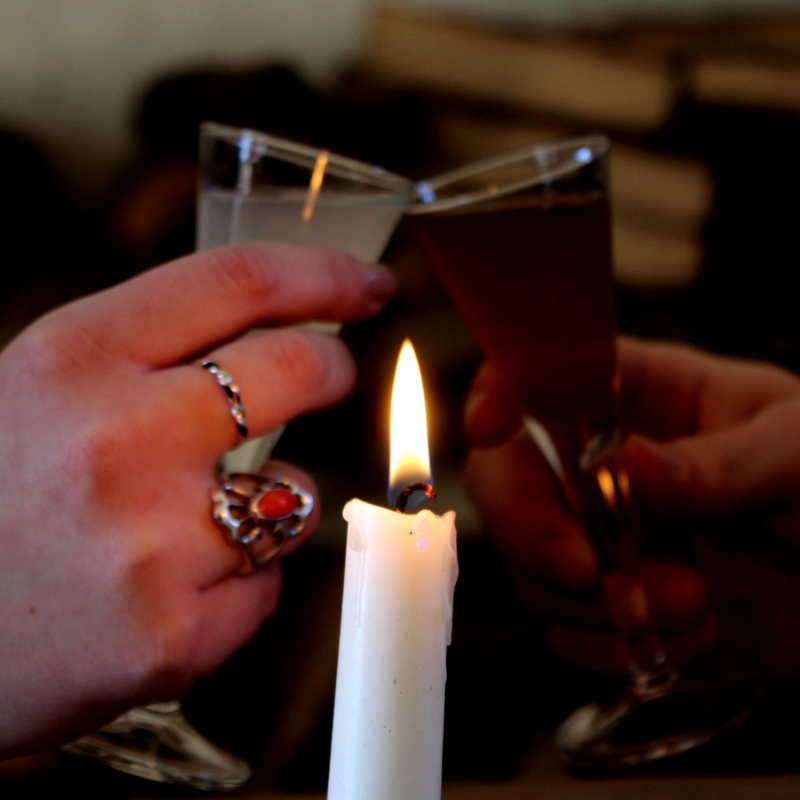 Looking for a new experience for date night? Try our Cocktails by Candlelight event on Fri., May 10th, 6 pm - 9pm. Sip on historic mixed drinks like Flip, Punch, & Shrub. Take a candlelight tour of the historic mansion ow.ly/hKWh50RyzhB #CocktailsByCandlelightl #DateNight
