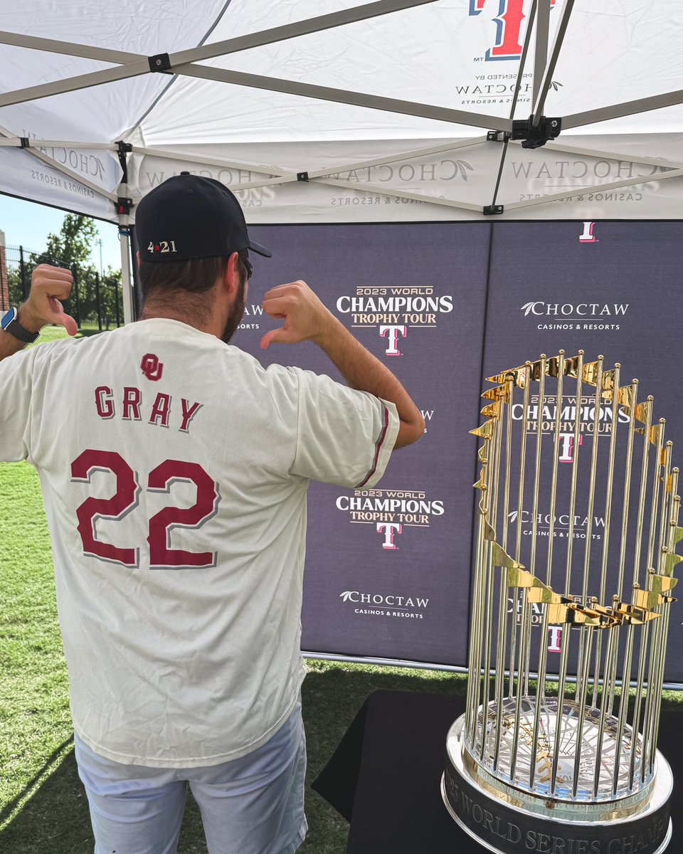 Represent 🗣️ @MrGrayWolf22 Still an hour to come take a 📸 with the Commissioner’s Trophy at LDM! @Rangers x #Sooners