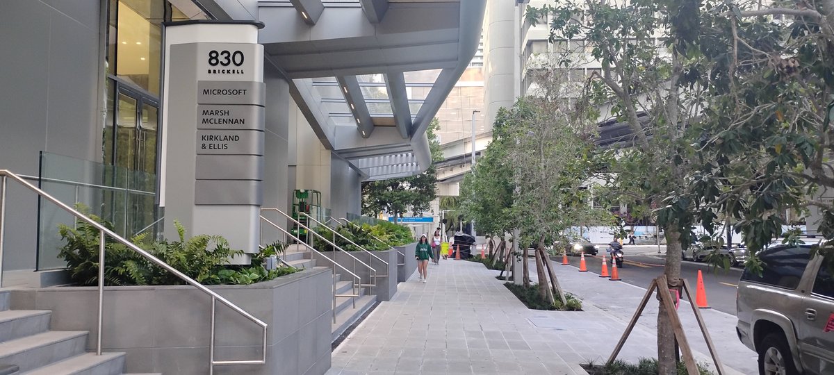 830 Brickell is done. Streetscape looks good.