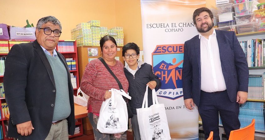 ¡Fondo ORASMI en Acción! 🤝 | hasta la Escuela El Chañar se trasladó el Delegado Presidencial Luis Pino Palacios para hacer entrega de nueva indumentaria escolar a 14 familias, gracias al apoyo entregado a través del Fondo Organización Regional de Acción Social (ORASMI).