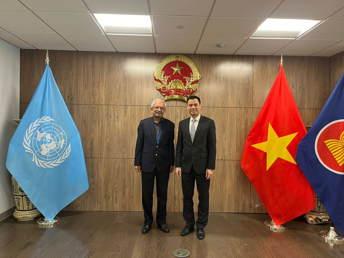 🇻🇳 Ambassador PR Dang Hoang Giang met with Mr. Kamal Maholtra, former UN Resident Coordinator in Viet Nam during his travel to New York &amp; shared updates on Viet Nam's efforts on maintaining peace &amp; security, sustainable development &amp; protection &amp; promotion of human rights