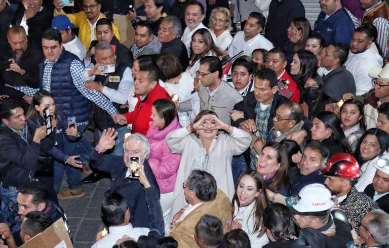 AMLO es un líder que atrae multitudes.  🧲
Lo otro de Cochil es una simulación donde la gente simplemente camina para salir en la foto. A la Xochicles ni la pelan😂
#NoSomosIguales aunque lo simulen . 
#LadyChicles
#XochitlMentirosa
#ClaudiaPresidenta2024
#BotargaBrutaYCogupta