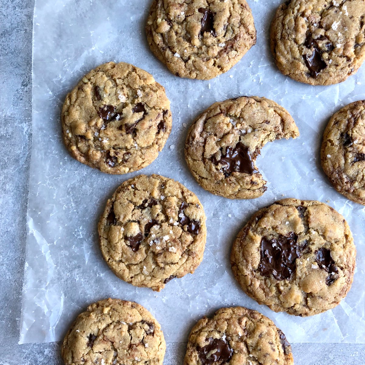 Chocolate chip cookies are a delicious classic, right? 🍪

What if we throw in some toasted walnuts? Okay, yum 😋

Burnt the butter before creaming? Whaaaaaaat 😮

Fold in pieces of sea salt dark chocolate halva?
SHUT UP AND GIVE US COOKIES 😍😳😍🥺😍

recipes.fikabrodbox.com/halva-burnt-bu…