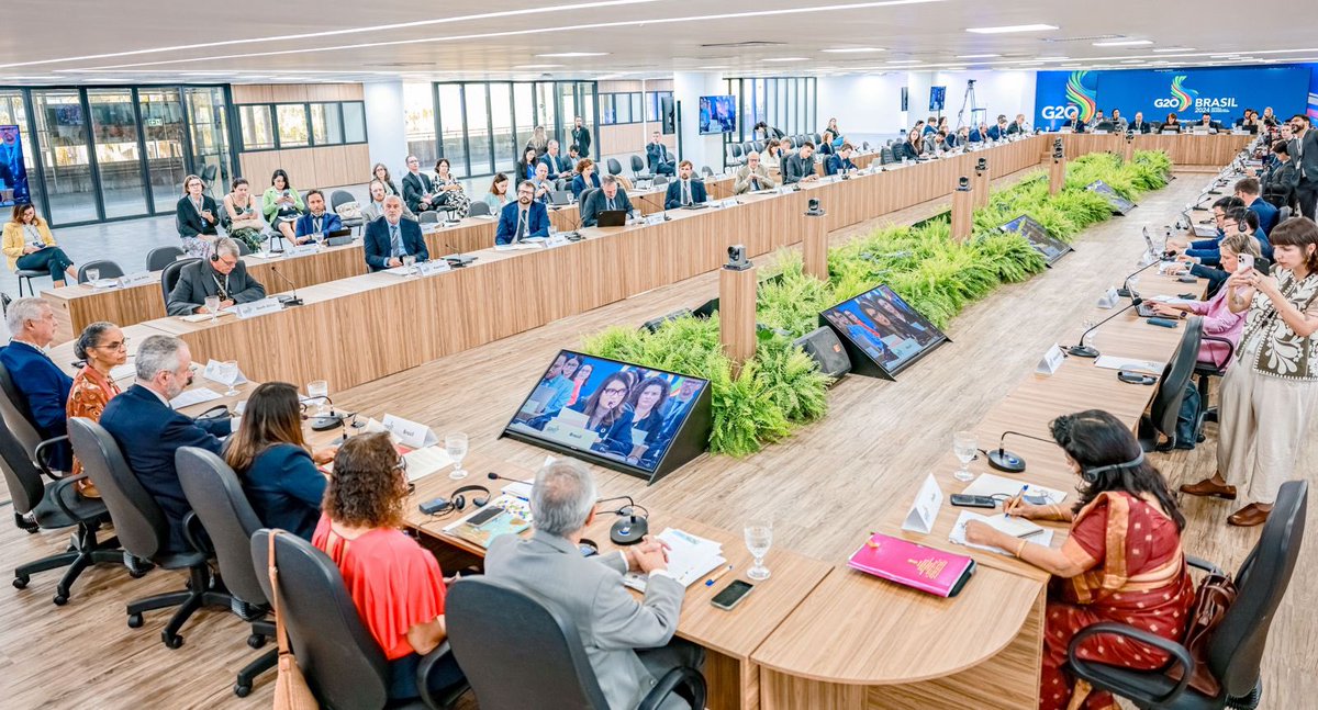 Reunião de Bioeconomia do G20 com a Janja.
É socióloga, com especialização em História. MBA em gestão social e sustentabilidade,  desenvolvimento do projeto sustentável na hidrelétrica de Itaipu. Foi assessora de comunicação e de relações institucionais na Eletrobras. Quer mais?