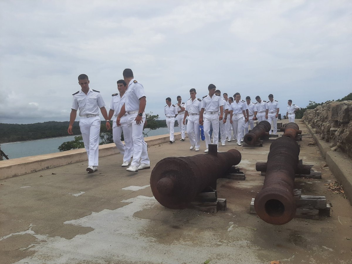 Hemos acompañado a grupo de caballeros y damas guardiamarinas del #JuanSebastianDeElcano al castillo de San Lorenzo el Real del Chagres para conocer mejor nuestra rica historia común 🇪🇦🤝🇵🇦 ¡Gracias al @ptyppsl y @MiCulturaPma por el recibimiento y la instructiva visita!