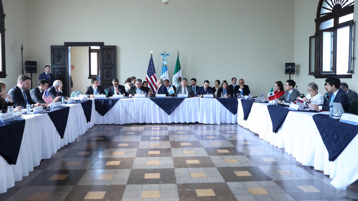 📸 Esta tarde se realizó una reunión trilateral México-Estados Unidos-Guatemala, con la canciller Alicia Bárcena, el ministro de Relaciones Exteriores de @MinexGt, @CRMartinezGT, y la delegación del @StateDept. Esta reunión representa una oportunidad para profundizar en la…