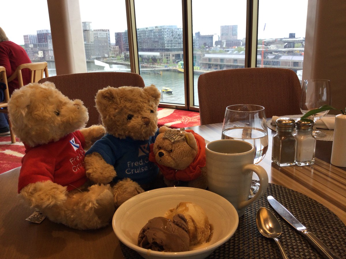 LondonChowClub's tweet image. Bac onbord @FredOlsenCruise #Borealis 4 lunch an’ tea latr, bot’ @ da buffet.  Mummy said I woz an #interrupting #bridesmaid .