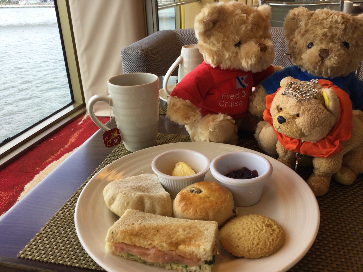 LondonChowClub's tweet image. Bac onbord @FredOlsenCruise #Borealis 4 lunch an’ tea latr, bot’ @ da buffet.  Mummy said I woz an #interrupting #bridesmaid .