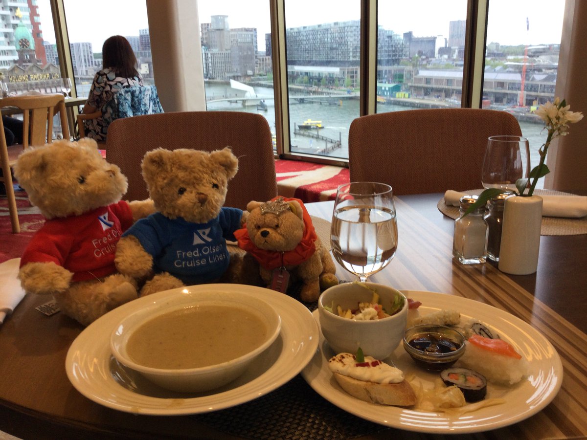 LondonChowClub's tweet image. Bac onbord @FredOlsenCruise #Borealis 4 lunch an’ tea latr, bot’ @ da buffet.  Mummy said I woz an #interrupting #bridesmaid .
