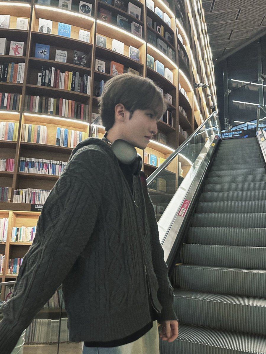 why was the library so tall? 
because it had a lot of stories 😫😛🤭🙂‍↕️🙌🏻

#REWIND #리와인드 #ELAYA #엘라야