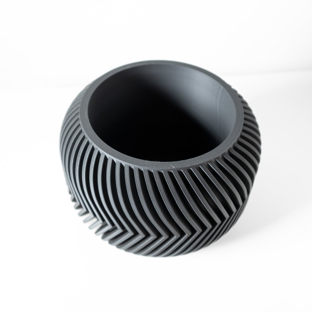 The Ervon Planter Pot, 3D Printed by Terra de Verdant.  

Free STL download and commercial license available at @Thangs3D: than.gs/m/1059350 

Explore our profile on Thangs for a wide range of home decor items including planters, vases, pen holders, and more!