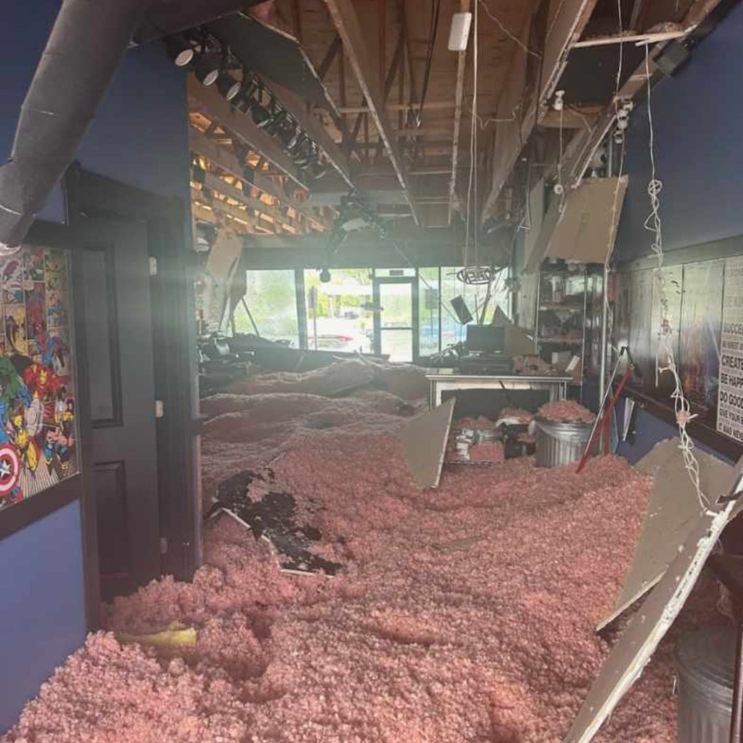 🚨🇺🇸BREAKING: TORNADO DESTROYS BARBERSHOP IN PORTAGE, MICHIGAN

Recent photos have surfaced showing significant damage to a barbershop on Centre Rd in Portage, Michigan, following a tornado strike. 

The shop's owner confirmed the incident on social media, expressing relief that…