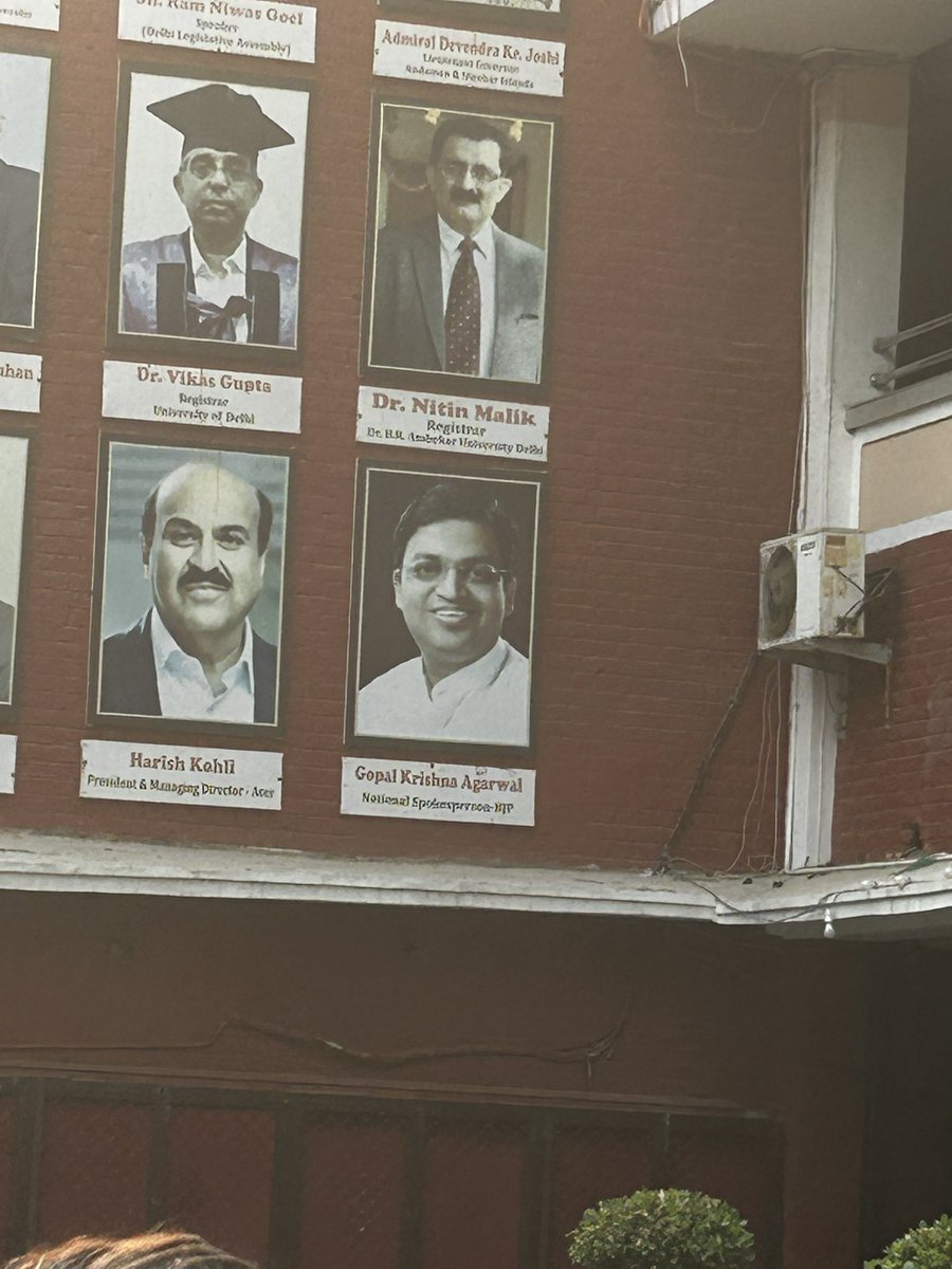 हंसराज कॉलेज के भ्रमण पर था। मेरी नजर इस फोटो पर पड़ी। वैसे तो इस दीवार में कई बड़ी शख्सियत है, पर मेरे लिए जो सबसे बड़ा व्यक्तित्व है @gopalkagarwal जी का। सर से कई चीजें सीखने को मिलती है पर अपने विजन को लेकर दृढ़ निश्चायी और समाज सेवा का भाव सब नेताओं से उन्हें अलग बनाता है।