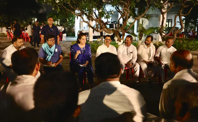 #ElectionsWithNDTV | 'Your 24 Hours Belong To Me': Priyanka Gandhi Leads Amethi, Raebareli Fight ndtv.com/india-news/pri…
