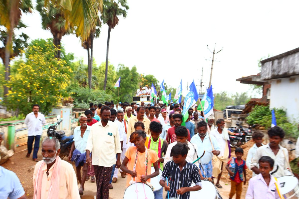 MekapatiYSRCP's tweet photo. ఈరోజు జలదంకి మండలంలోని దాసరి అగ్రహారం మరియు కేశవరం గ్రామంలో విజయ సంకల్ప యాత్రలో పాల్గొనడం జరిగింది.

#MekapatiRajaGopalReddy #RajaGopalReddy #MekapatiAbhinavReddy #UdayagiriConstituency #TeamMekapati #YSRCongressParty #YSRCPUdayagiri #Udayagiri #Nellore #Siddham #MemanthaSiddham https://t.co/5qBkdgvAGv