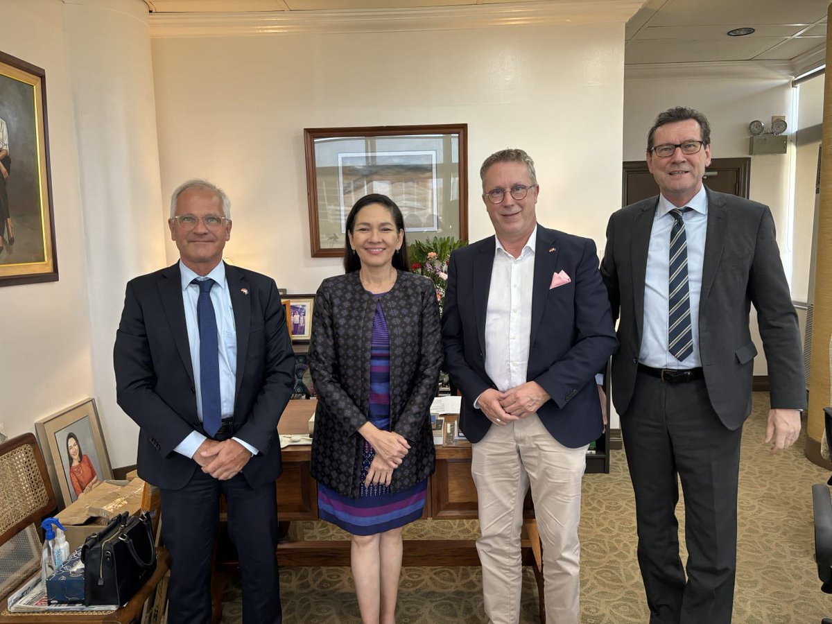 Great exchange with Honorable Senator Risa Hontiveros and member of German Parliament, Mr. Andreas Larem. Agreed to foster relations between 🇩🇪and 🇵🇭parliamentarians. Will continue to stand together for human rights, rule of law and justice ! #germanyinphl