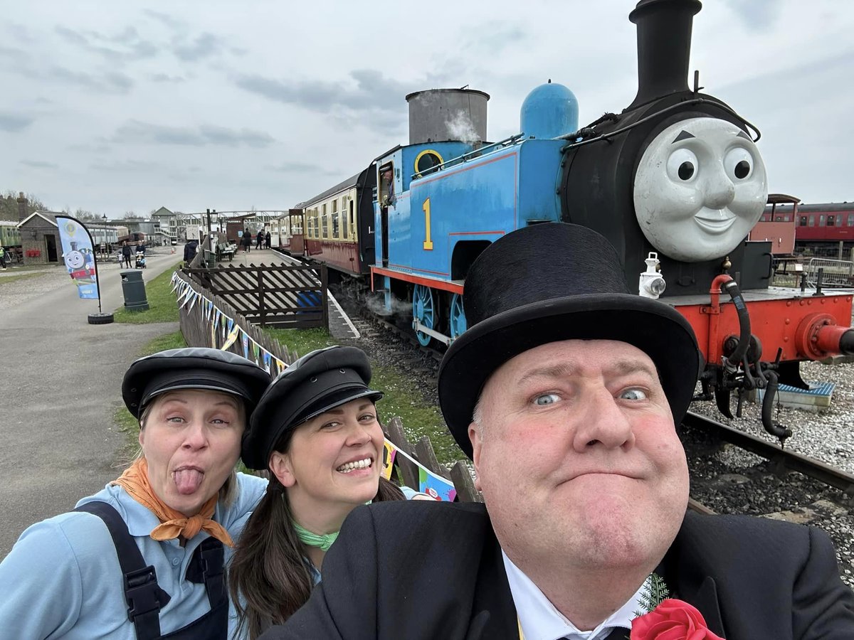 A very silly selfie with Thomas, Topham Hatt, and two workers I forget the names of at Buckinghamshire Railway Centre. 
(Photo by Andry Train on Facebook, 2023) 
:🟠