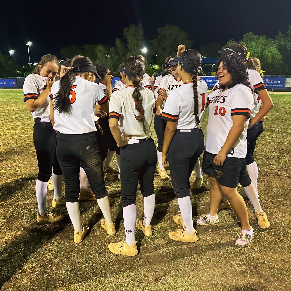 ONE LAST HUDDLE 🥺😭 WHAT A SEASON! THIS TEAM 🧡💛 An emotional and tough loss, but literally fought until the last out of the game. These girls should be NOTHING BUT PROUD of their playoff run, as may people counted this phenomenal #16 seed out! HOLD YOUR HEADS UP HIGH!