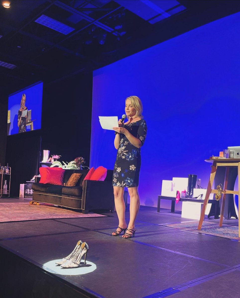 Channelling my inner Carrie Bradshaw, introducing Candace Bushnell last night at The Silver Spoon Dinner 👠🍸