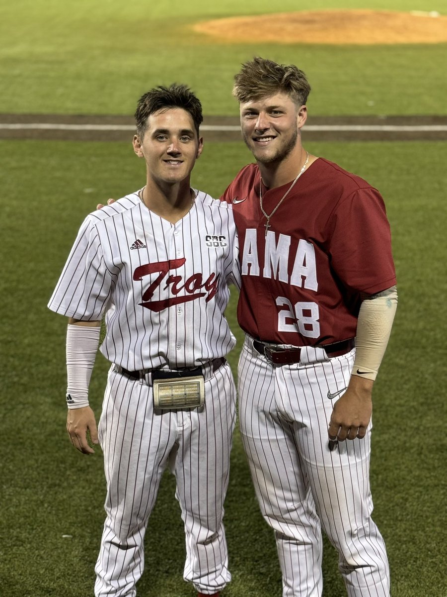 Pretty cool to see a couple former players and Juco All-Americans battling it out tonight! #FormerGovSTUDS #GoGovs 🎩

@Ethan2Kavanagh @SnellKade