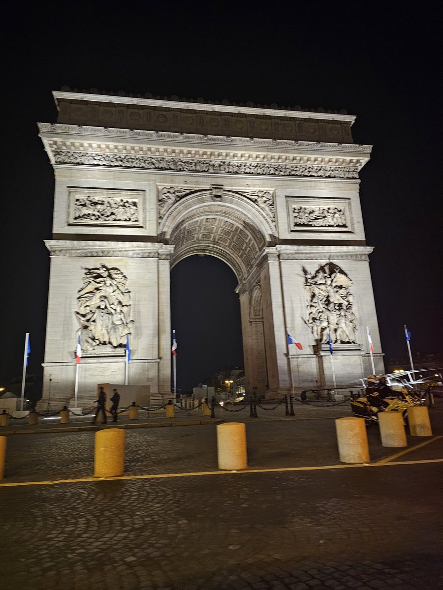 Vor 6 Stunden noch n paar Runden um den Triumpfbogen gefahren. 
Die Nacht über insgesamt ca. 37 Minuten auf der Rücksitzbank des Autos geschlafen.
Jetzt schnell die letzten Km mit der Bahn nach Hause, duschen und dann ab zur Arbeit. 
Leben wie son 20-Jähriger, ey. 
#bvb #finale