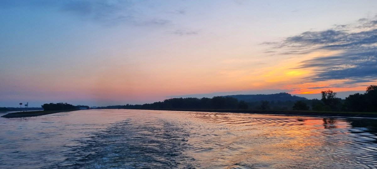 Goedemorgen de #zon komt hier wat later #tevoorschijn ivm get #schwarzwald op de #rijn bij #kaiserstuhl #germany #weerfoto #binnenvaart 🙋🙋‍♀️