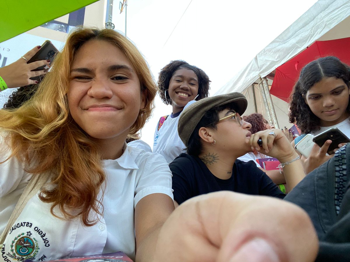 ev_coisasobvias's tweet photo. meu amor vc me dá sorte , @elaynebaeta muitaaa sorte https://t.co/5G6xIh0ZGE