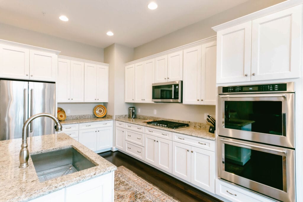 Dreaming of a white kitchen? Then this article is for you!

From the appliances to the cabinets, here are 50 different white kitchen ideas. 😉

#Kitchen #KitchenDesigns #WhiteKitchen
 #HomeForSale #SimiValleyHOmes
 LocalInfoForYou.com/148956/white-k…