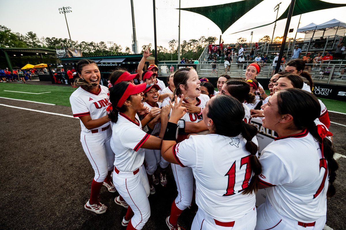 SouthlandSports's tweet image. 𝙏𝙝𝙚 𝙛𝙞𝙣𝙖𝙡 𝙬𝙤𝙧𝙙

UIW advances in the winners bracket after beating Lamar 5-4.

#EarnedEveryDay