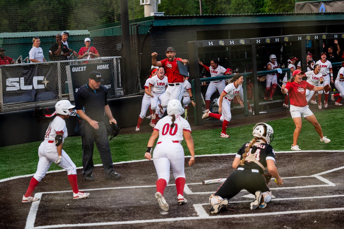 SouthlandSports's tweet image. 𝙏𝙝𝙚 𝙛𝙞𝙣𝙖𝙡 𝙬𝙤𝙧𝙙

UIW advances in the winners bracket after beating Lamar 5-4.

#EarnedEveryDay