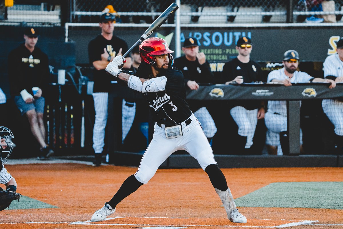 B4 | 🐘 5, ⚔️ 1 Put on ya rally 🧢 Tremayne Cobb Jr. gets Troy on the board with a fielder's choice to the shortstop, scoring Ethan Kavanagh to trim the margin to four. #EverythingCounts | #OneTROY ⚔️⚾️