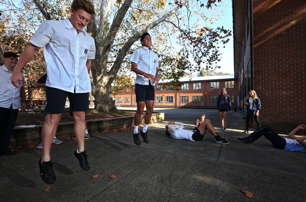 A world first school-based physical activity program tailored to adolescents is improving the cardiorespiratory fitness and wellbeing of young people by supporting engagement in short High Intensity Interval workouts: medicalresearch.nsw.gov.au/burn-2-learn-s…
@HMRIAustralia @UON_research @ACUmedia