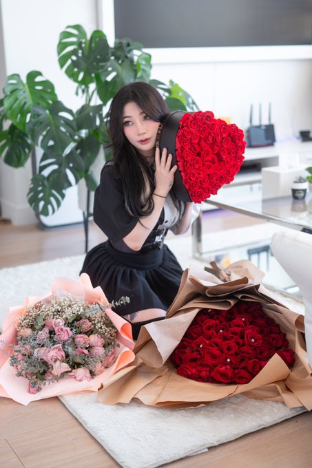 So many flowers ?♥️ https://t.co/CU2G7Xnx3w