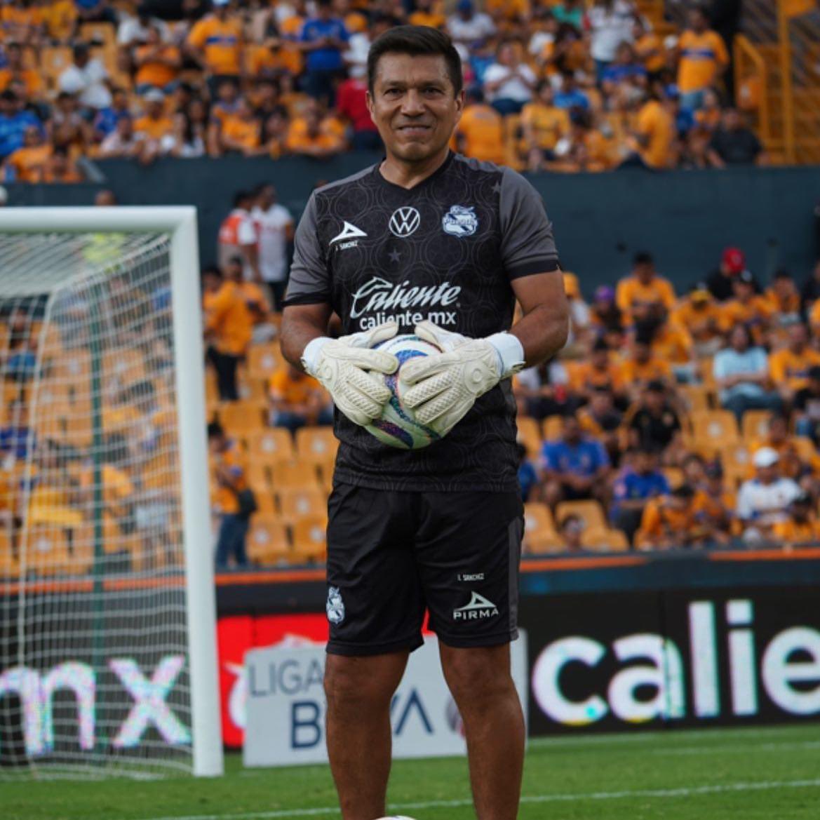 nacinsanchez's tweet photo. Orgulloso de ser de toda la vida enfranjado. Muchas gracias @ClubPueblaMX por el honor de permitirme ser parte de tu historia. FELICES 80!!!!! https://t.co/bFMICqab2P
