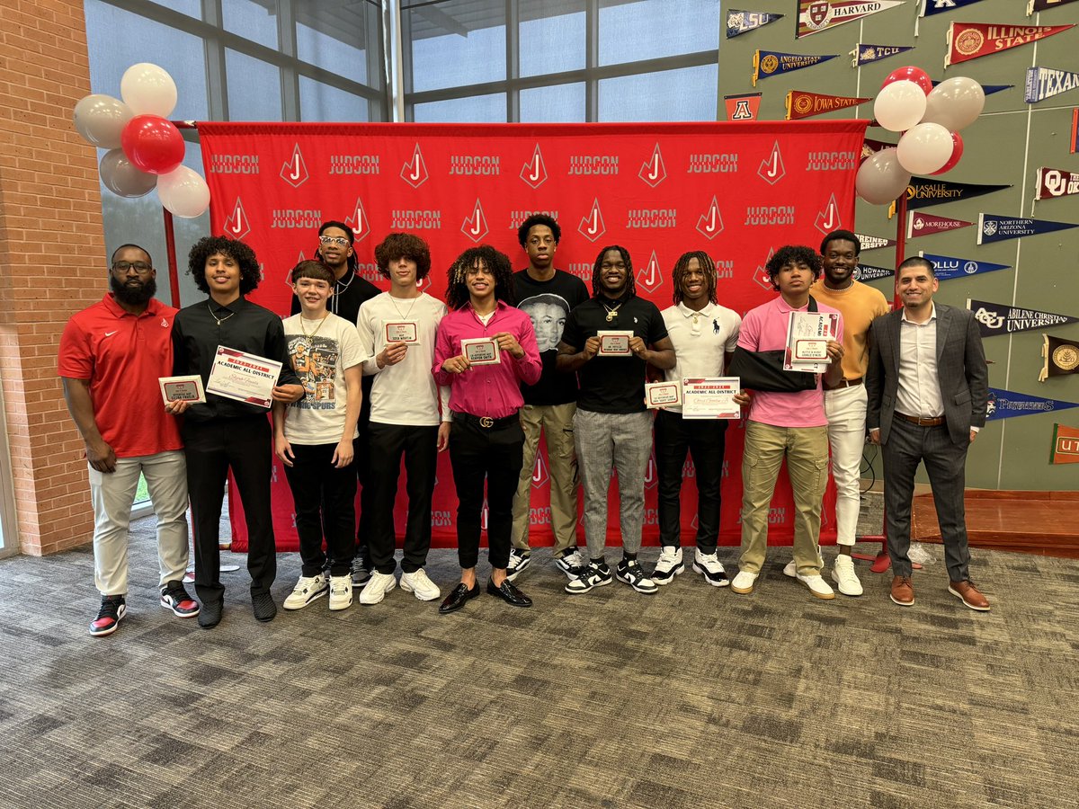 Great way to close out the evening by recognizing this great group of kids for all their efforts this season. 22-13, Bi-District Champions, Area Finalists, with 10 returning letterman next season! The future is extremely bright and we are already looking forward to next year!🚀
